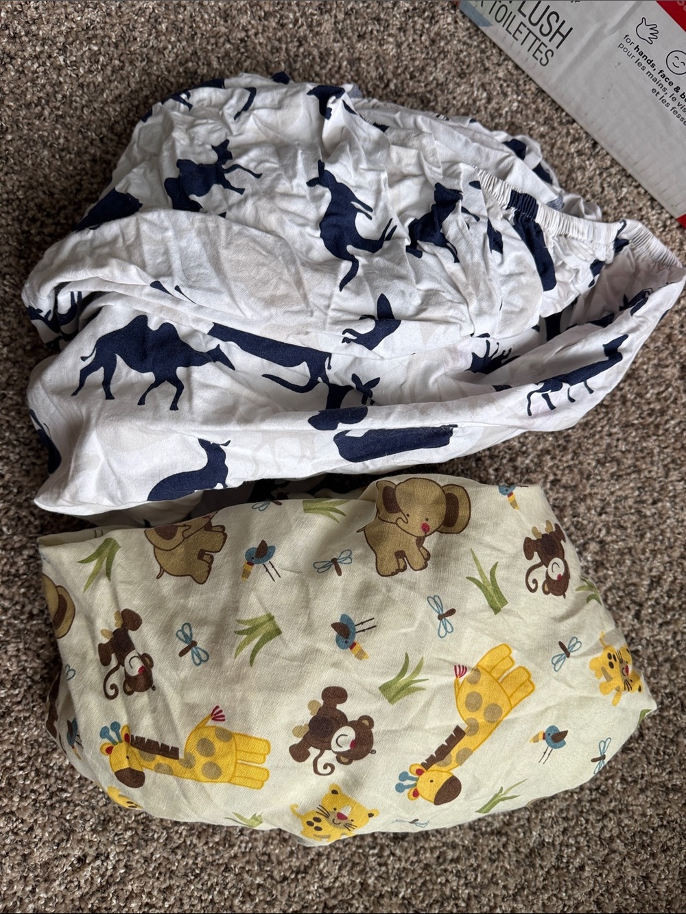 Bundle of 2 crib sheets